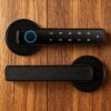 freepik__pon-un-fondo-en-madera-para-que-resalte-el-product__85012 Cerradura Inteligente Smart Lock-F7 | Seguridad Moderna y Acceso sin Llaves